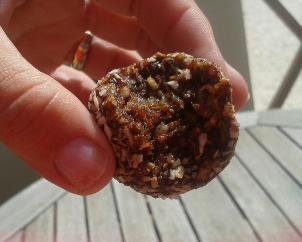 raw date balls with ginger and lemon